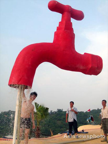 Huge tap cools Foreigners Street in Chongqing