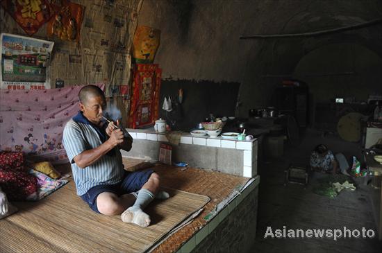 Elderly feel cozy in cave-style houses