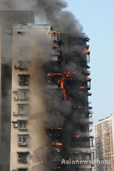 Fire engulfs residential building in Chongqing