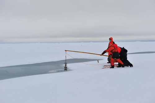Scientific expedition team starts work at North Pole