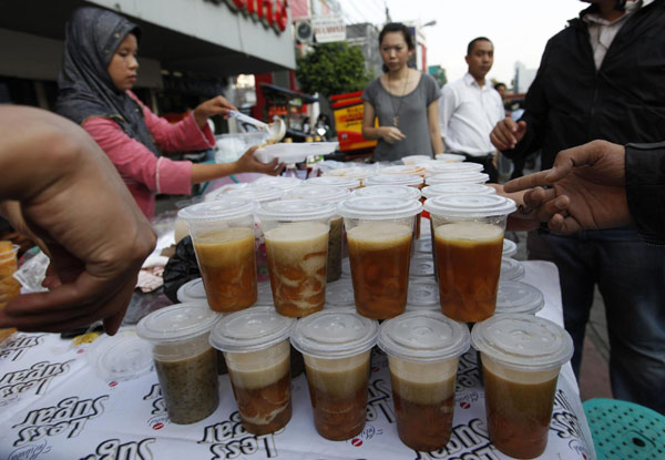 Muslims worldwide mark first day of Ramadan