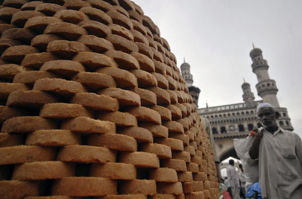 Muslims worldwide mark first day of Ramadan
