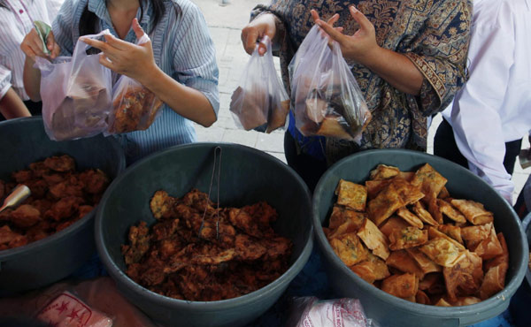 Muslims worldwide mark first day of Ramadan