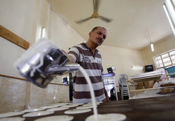 Muslims worldwide mark first day of Ramadan