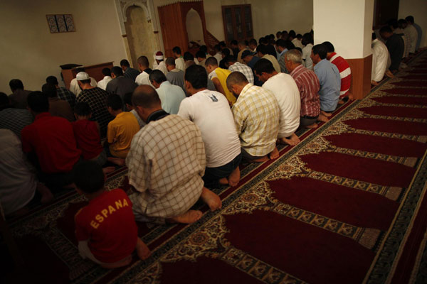 Muslims worldwide mark first day of Ramadan