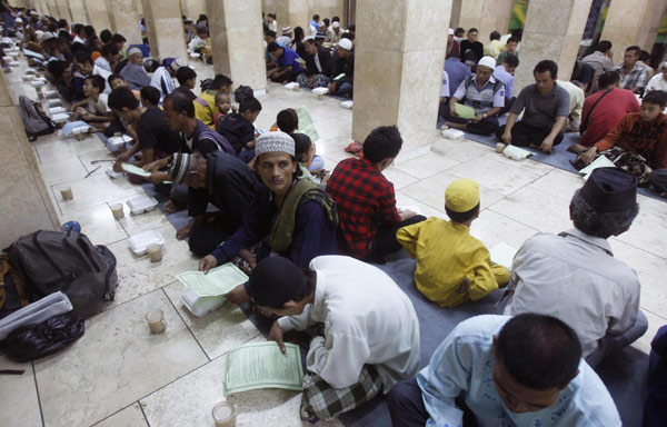 Muslims worldwide mark first day of Ramadan