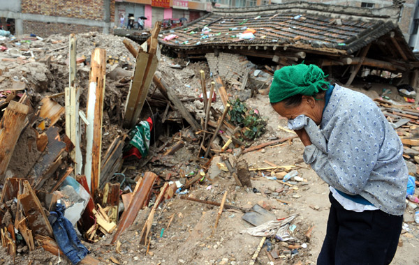 Residents mourn the deceased in mudslide-hit Zhouqu