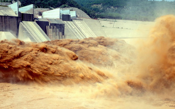Xiaolangdi Reservoir discharges flood
