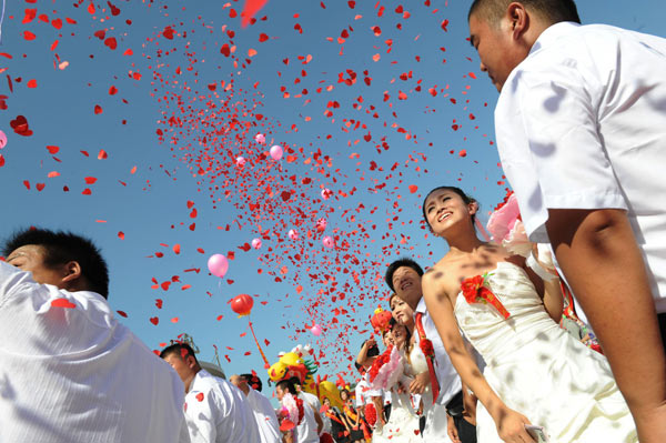 Group wedding for Chinese Valentine's Day