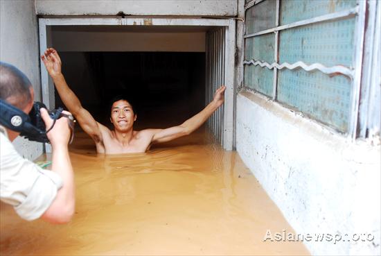 Rain-triggered flood hits Yunnan
