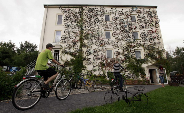 Shop hangs 120 bicycles for advertising