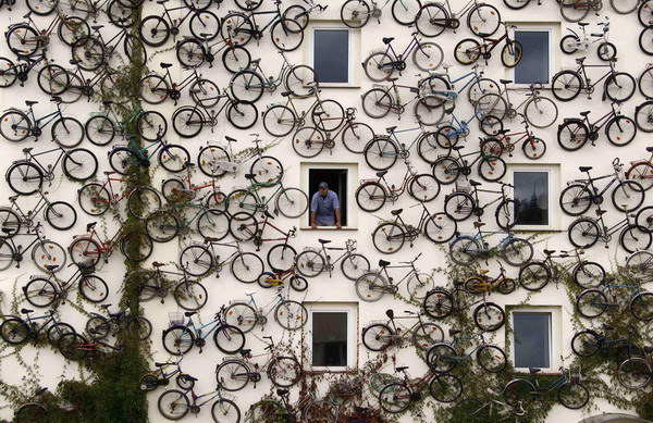 Shop hangs 120 bicycles for advertising