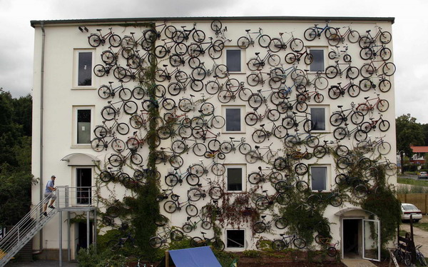 Shop hangs 120 bicycles for advertising