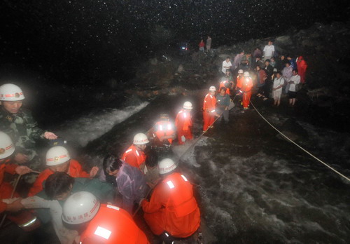126 tourists rescued after landslide in Henan