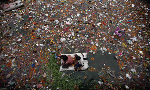 Worshipping offerings pollute Indian river