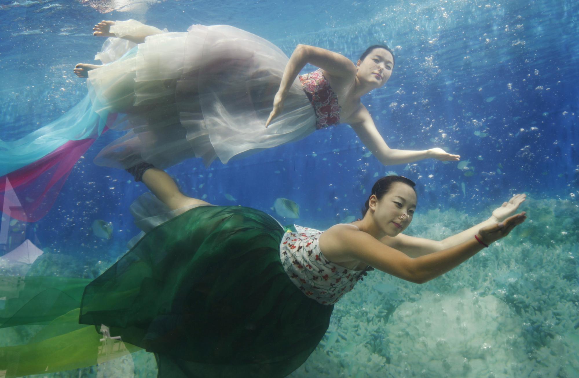Underwater Hanbok show unveils mall in Seoul