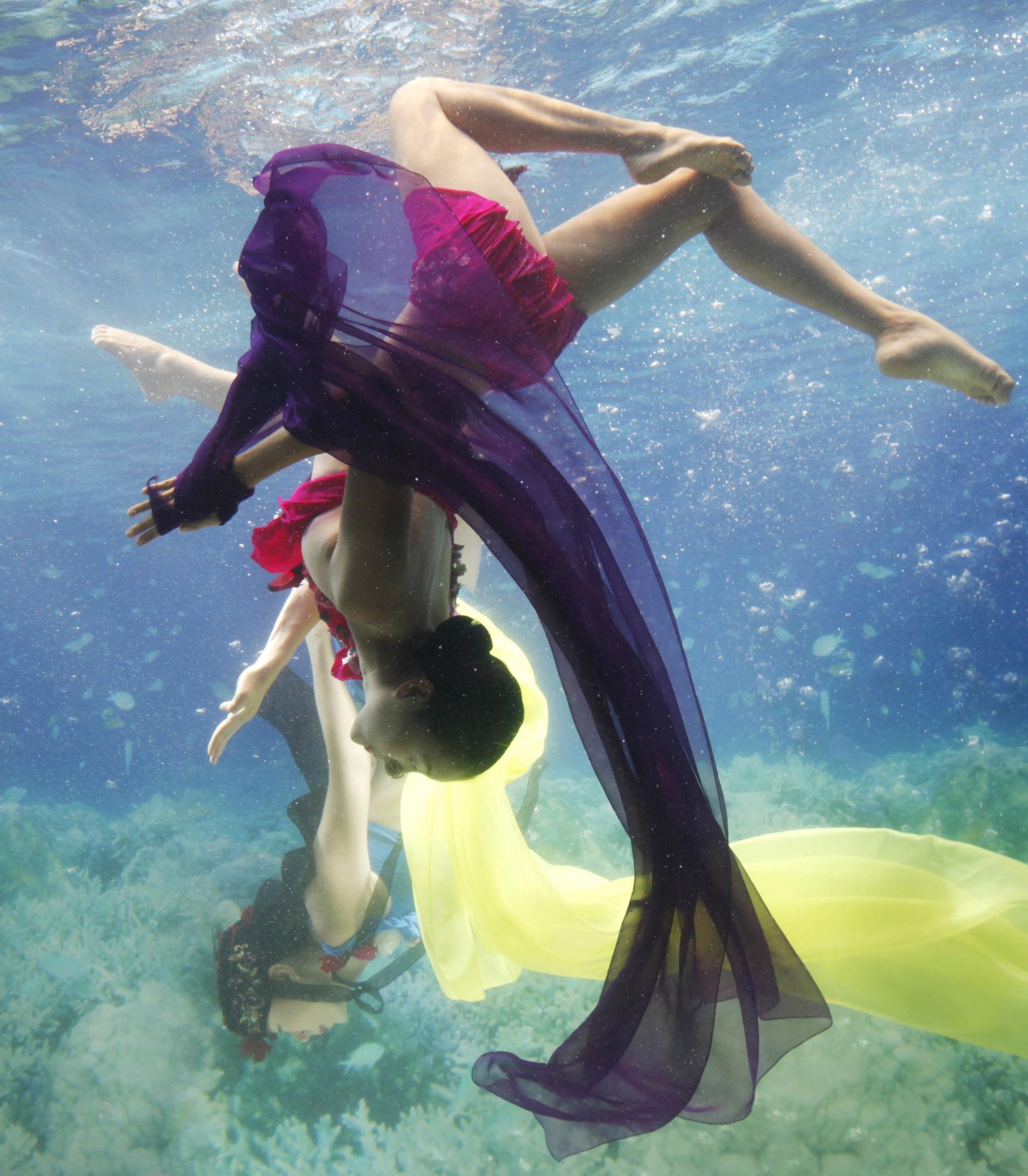 Underwater Hanbok show unveils mall in Seoul