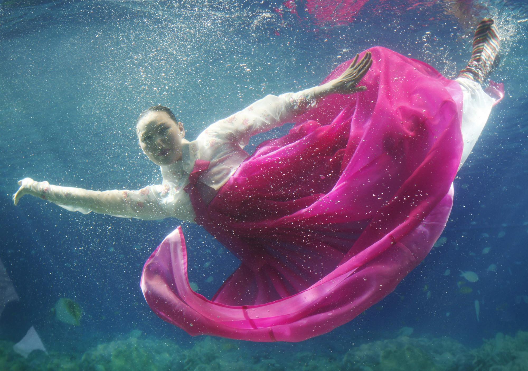 Underwater Hanbok show unveils mall in Seoul