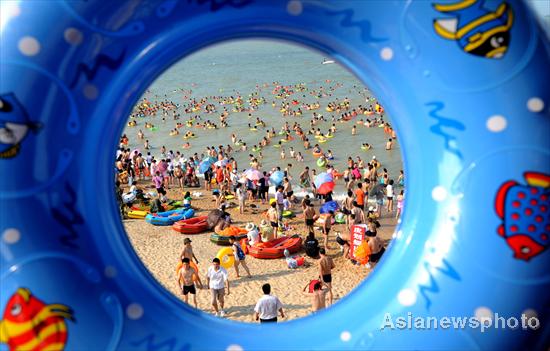 Tourists pack beach in heat wave