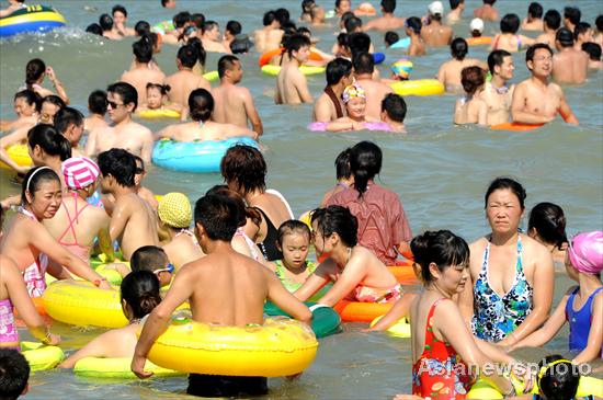 Tourists pack beach in heat wave