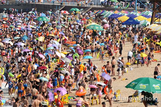 Tourists pack beach in heat wave