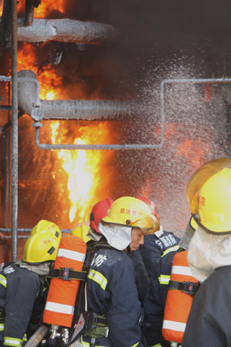 Tanks explode in NW China factory, no casualty reported