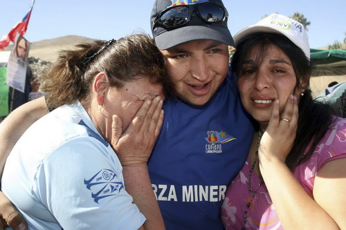 33 trapped Chilean miners found alive after 17 days