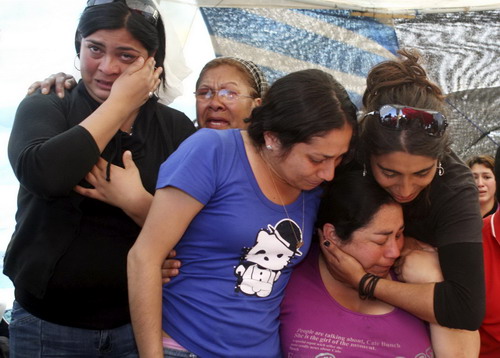33 trapped Chilean miners found alive after 17 days