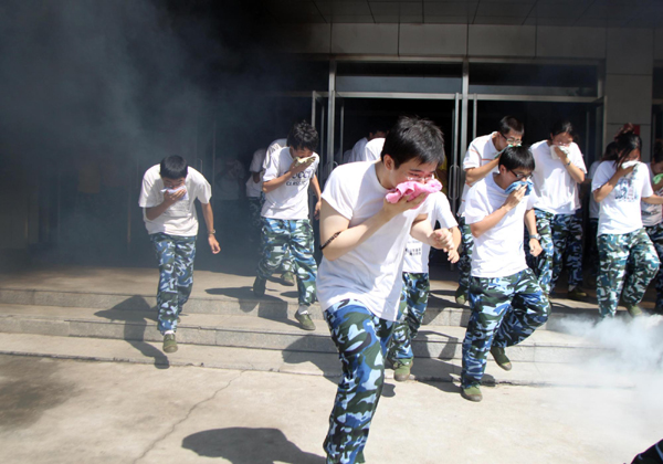 Peking University students learn firefighting skills
