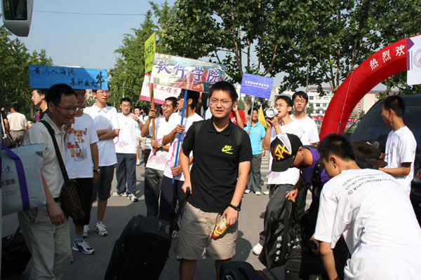 Tsinghua University welcomes new batch of freshmen