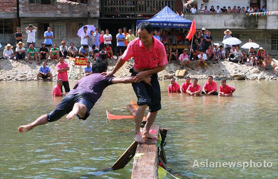 Traditional game of bridge crossing in Guangxi