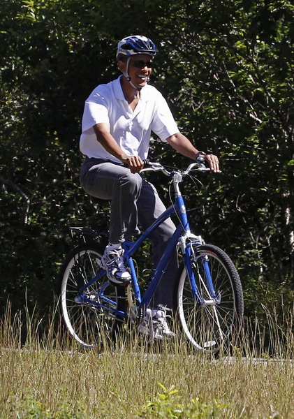 First family goes on island vacation bike outing