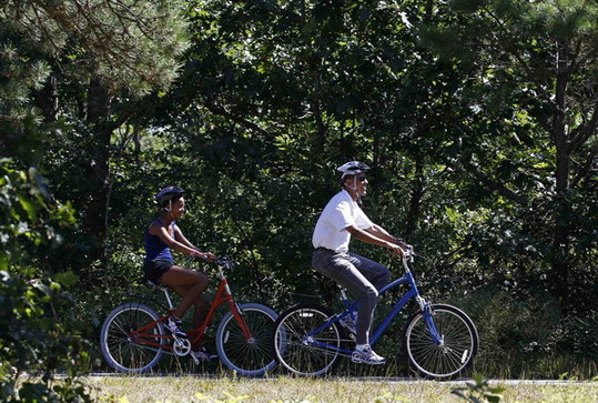 First family goes on island vacation bike outing