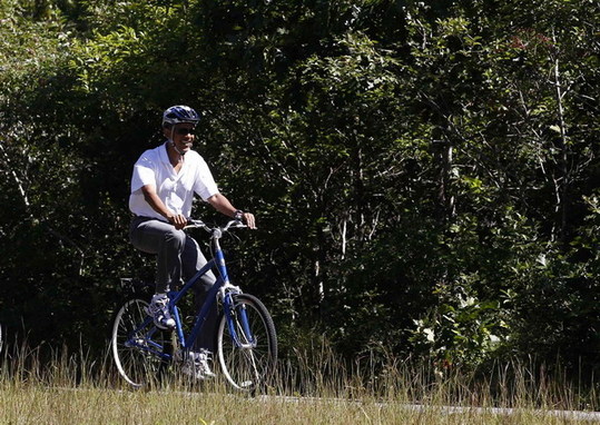 First family goes on island vacation bike outing