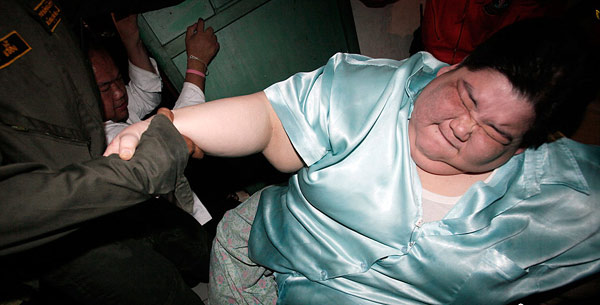 Thailand's heaviest woman leaves apartment for 1st time
