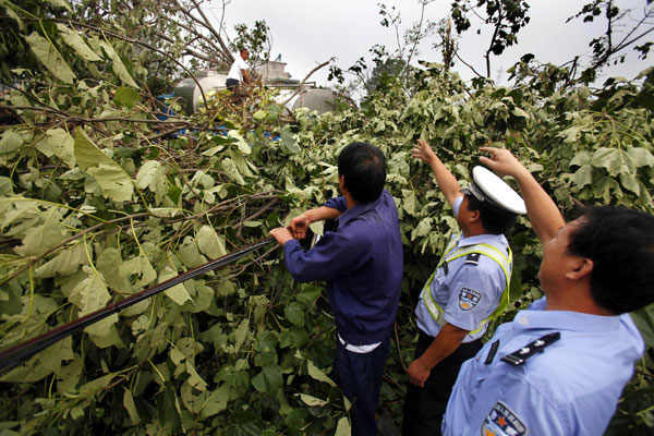Storm hits central China, one dead