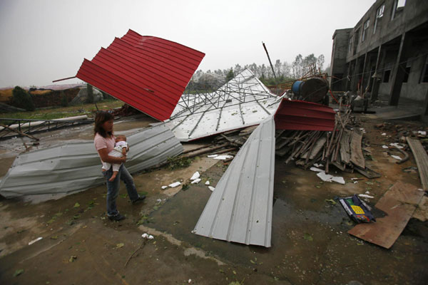 Storm hits central China, one dead