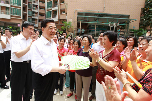Hu visits residents, companies in Shenzhen