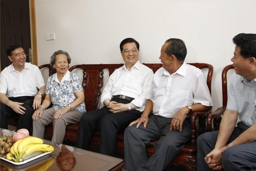 Hu visits residents, companies in Shenzhen