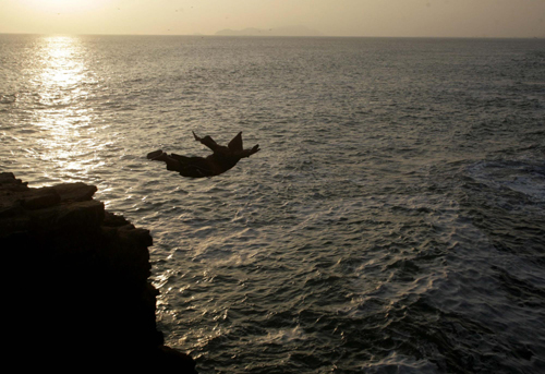 Men jump from cliff to evoke love legend