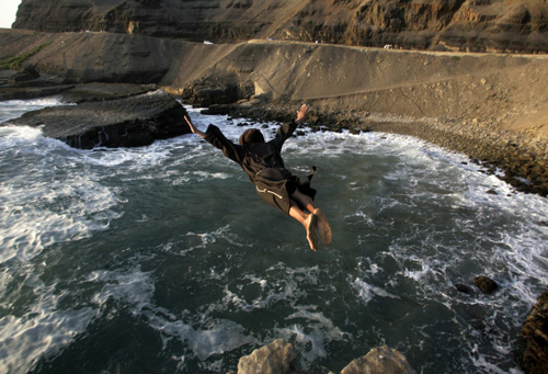 Men jump from cliff to evoke love legend