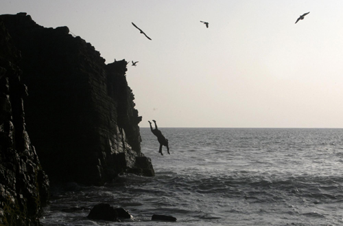 Men jump from cliff to evoke love legend