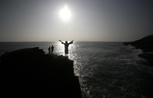 Men jump from cliff to evoke love legend