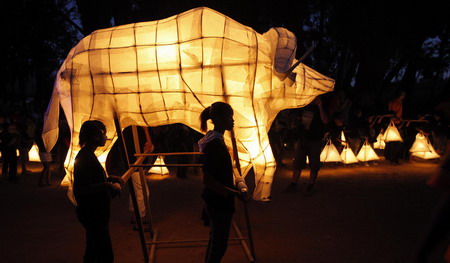 Children carry lanterns to promote cultural heritage