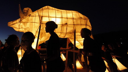 Children carry lanterns to promote cultural heritage