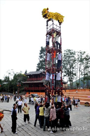 Miao people’s towering stunt draws tourists