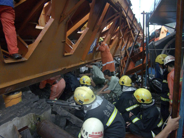 11 rescued from rubble after crane collapses