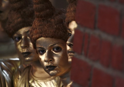 Children dressed in golden Buddha call for world peace