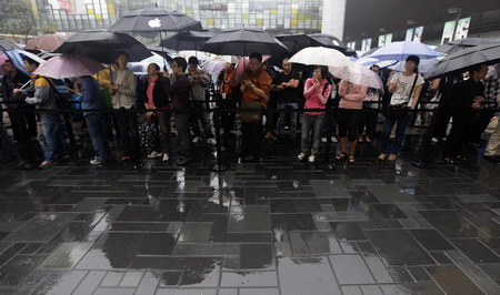 Massive crowds turn out for iPad launch