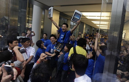 Massive crowds turn out for iPad launch